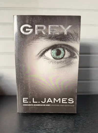 Libro 'Grey' de E.L. James en buen estado - miniatura 1