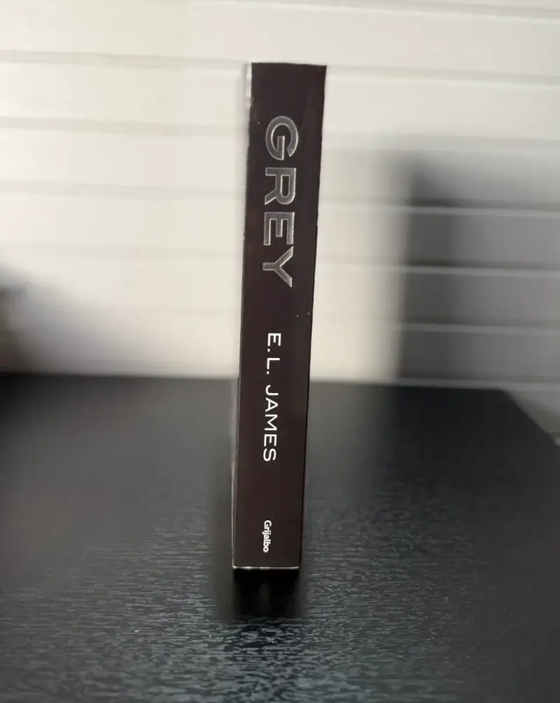 Libro 'Grey' de E.L. James en buen estado - 2