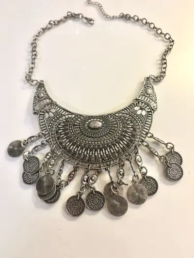 Collar bohemio de metal con colgantes - miniatura 1