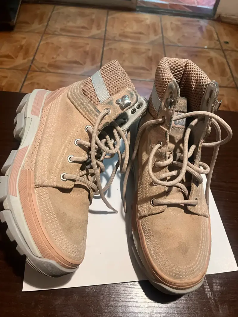 Botas de gamuza beige con suela gruesa - 1