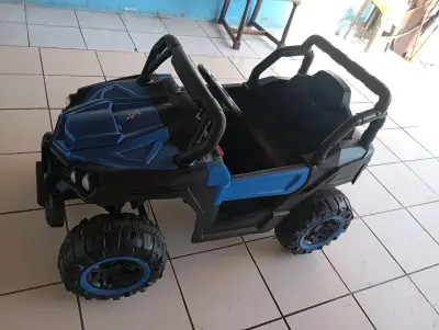 Auto eléctrico para niños azul y negro - miniatura 1