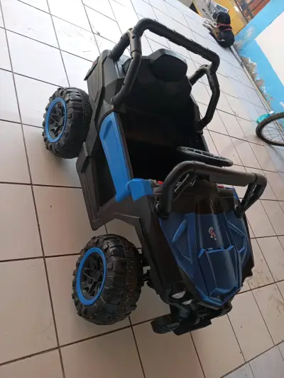 Auto eléctrico para niños azul y negro - miniatura 2