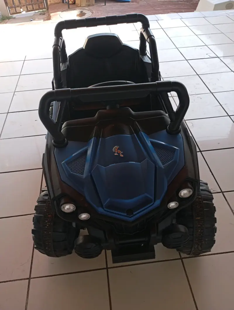 Auto eléctrico para niños azul y negro - 3