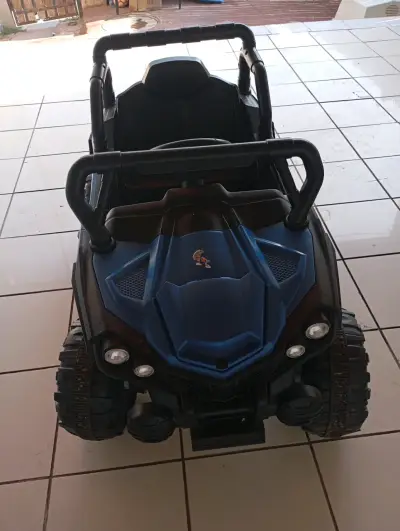 Auto eléctrico para niños azul y negro - miniatura 3