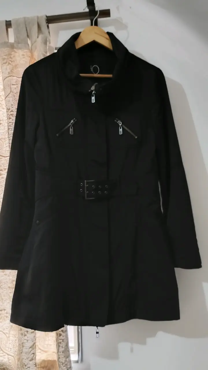 Impermeable negro con cinturón y cierre - 1