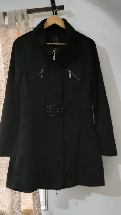 Impermeable negro con cinturón y cierre - miniatura 1