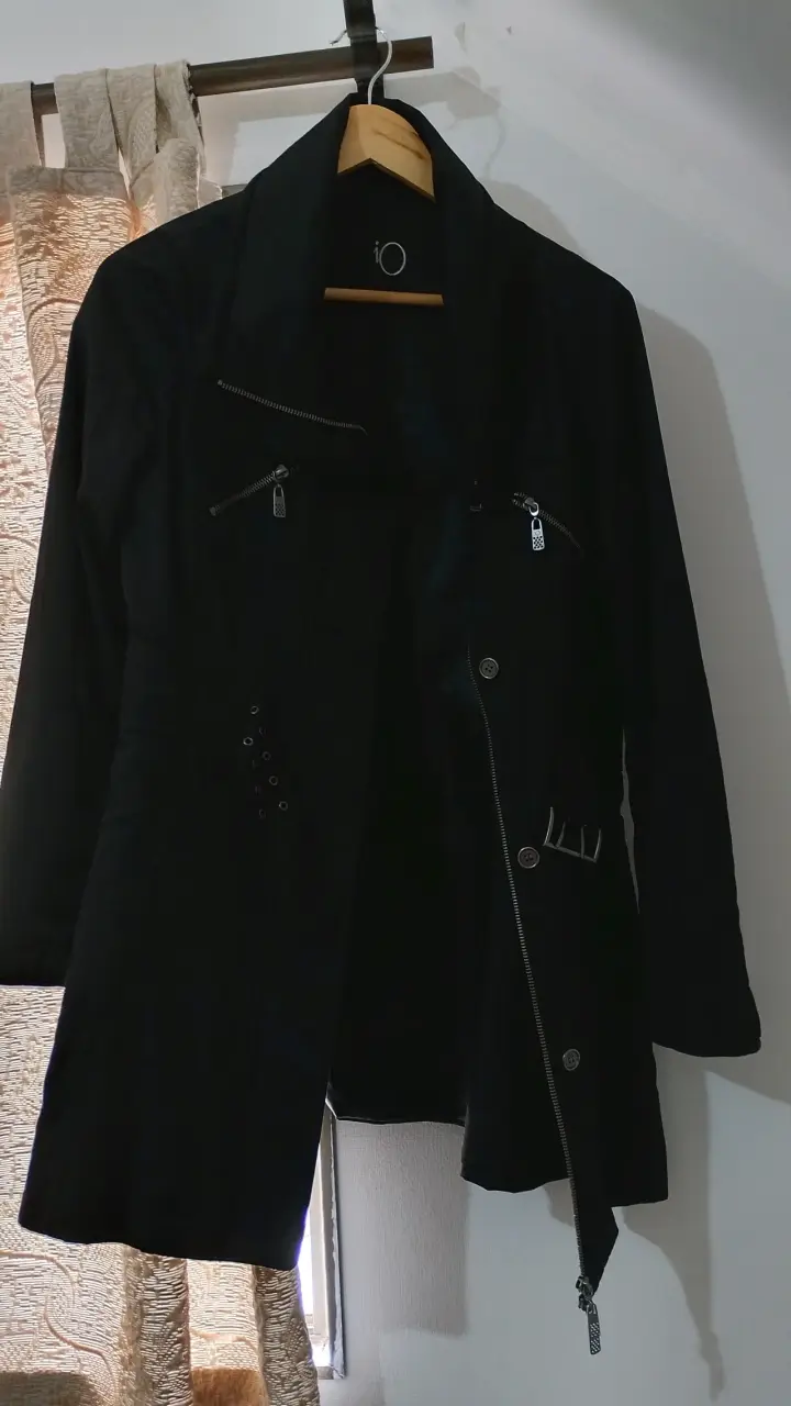 Impermeable negro con cinturón y cierre - 2