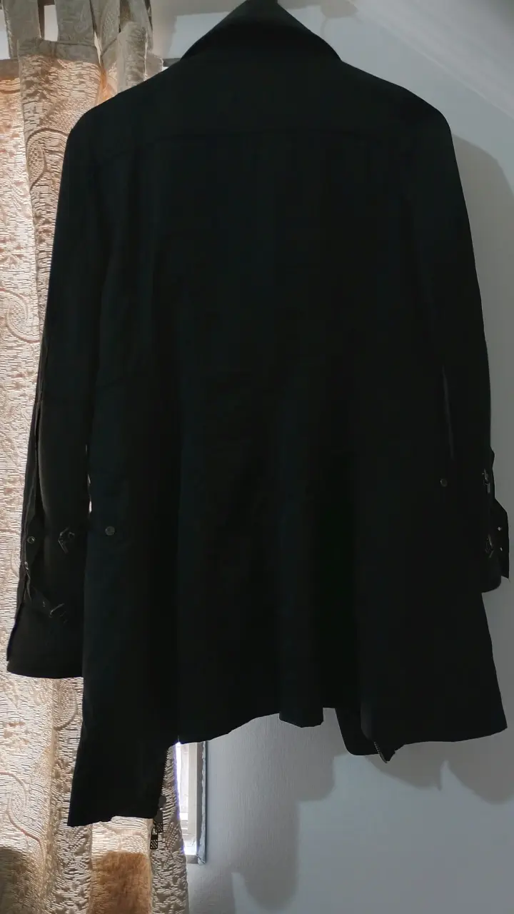 Impermeable negro con cinturón y cierre - 3
