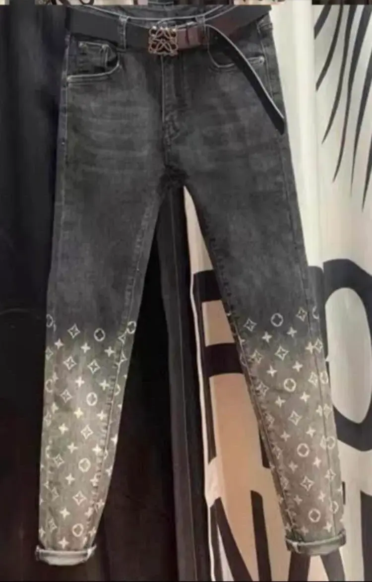 Jeans de mezclilla gris con estampado de diseño - 1