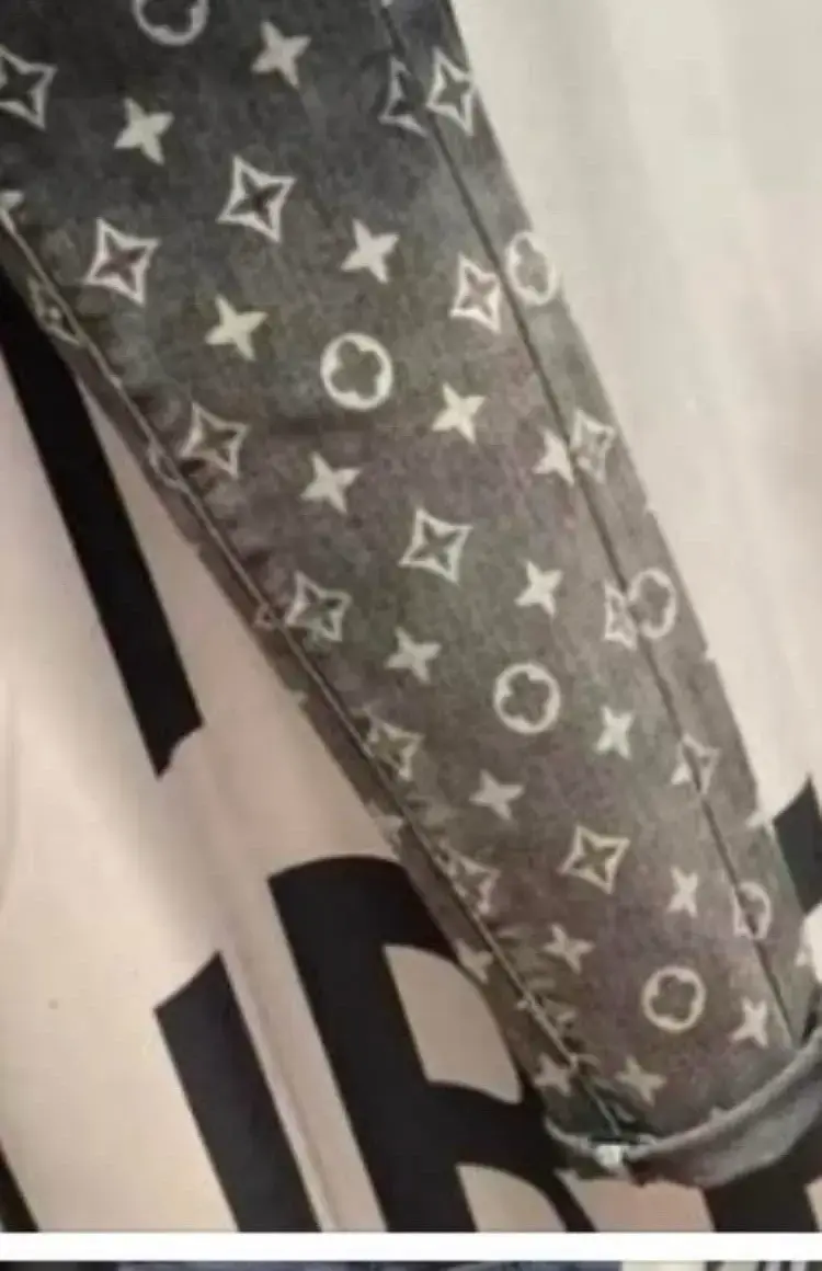 Jeans de mezclilla gris con estampado de diseño - 3
