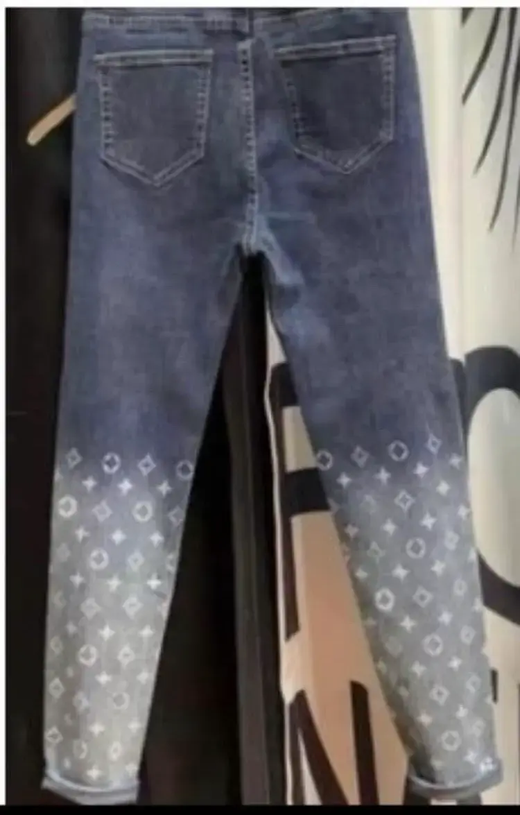 Jeans de mezclilla gris con estampado de diseño - 4