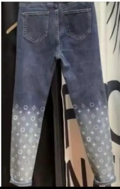 Jeans de mezclilla gris con estampado de diseño - miniatura 4