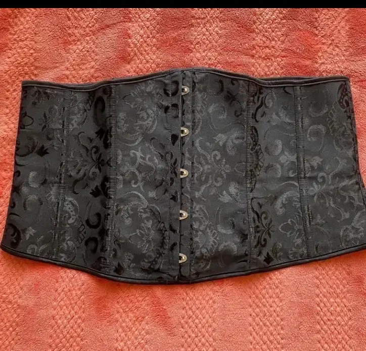 Corset negro con diseño floral elegante - 4