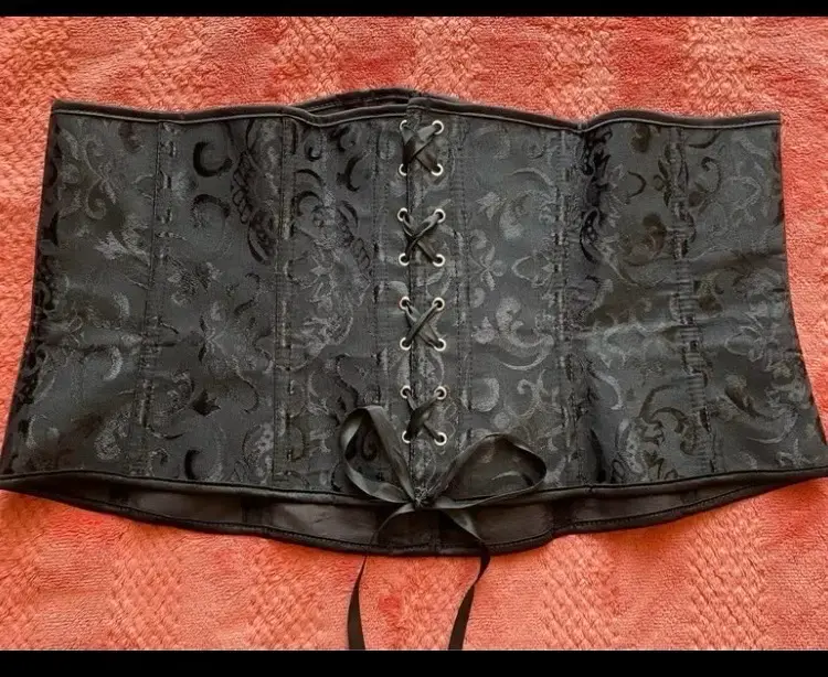 Corset negro con diseño floral elegante - 5