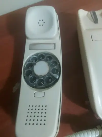 Teléfono de disco vintage beige - miniatura 1