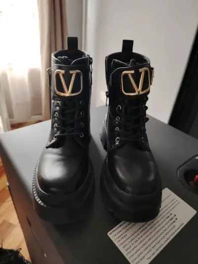 Botines de cuero negro con hebilla dorada - miniatura 1