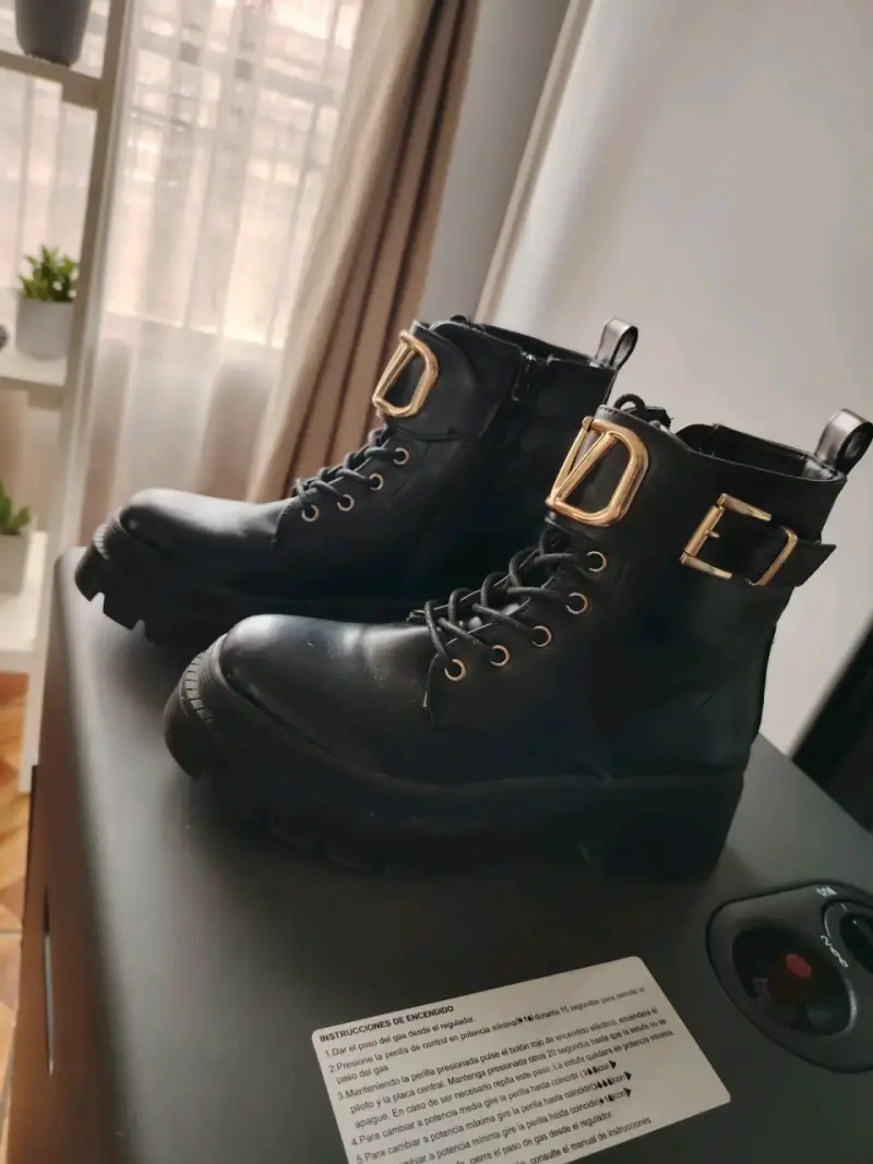 Botines de cuero negro con hebilla dorada - 3