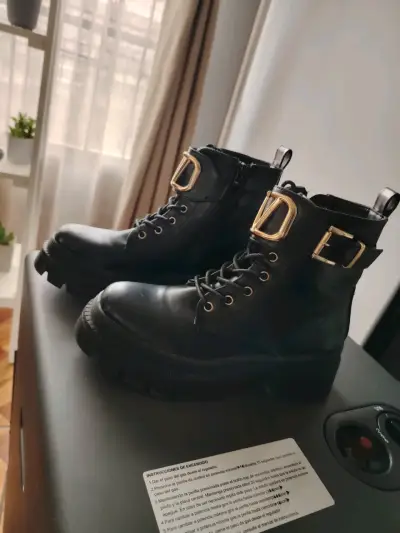 Botines de cuero negro con hebilla dorada - miniatura 3