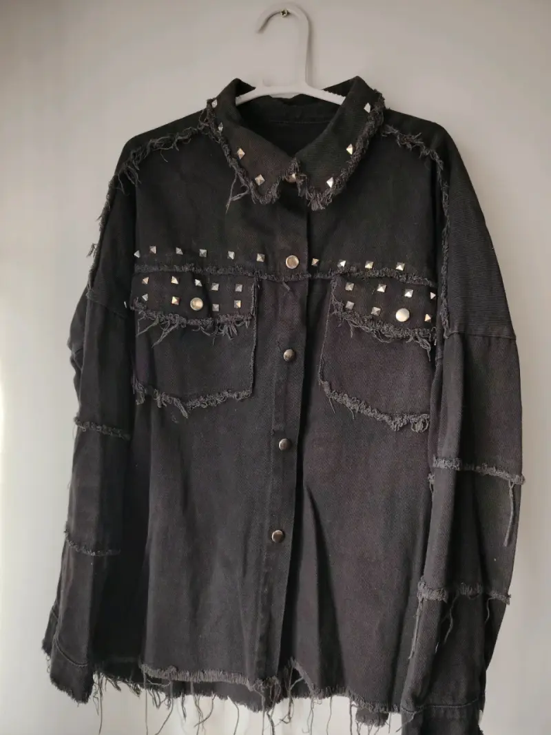 Chaqueta negra con tachas - 1