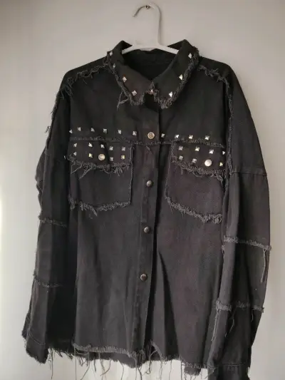 Chaqueta negra con tachas - miniatura 1
