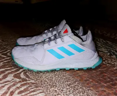 Zapatillas deportivas Adidas blancas con detalles celestes - miniatura 1