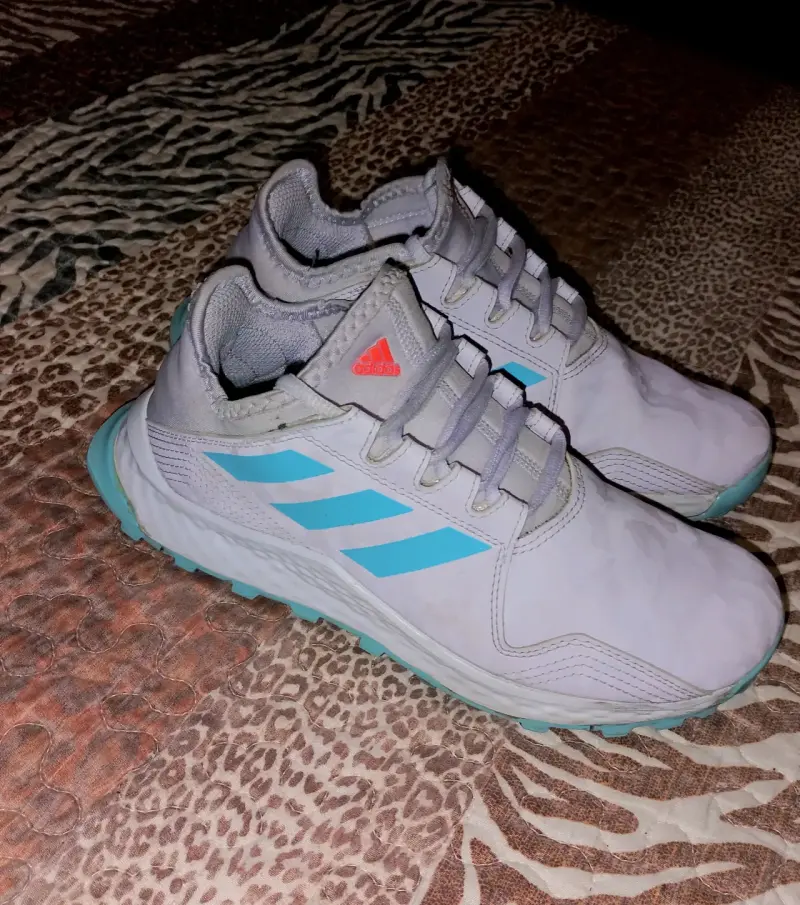 Zapatillas deportivas Adidas blancas con detalles celestes - 2