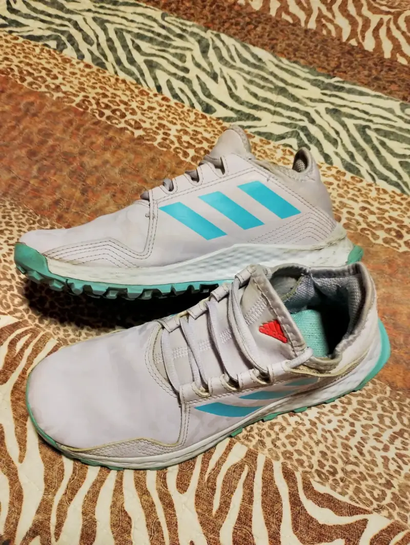 Zapatillas deportivas Adidas blancas con detalles celestes - 3