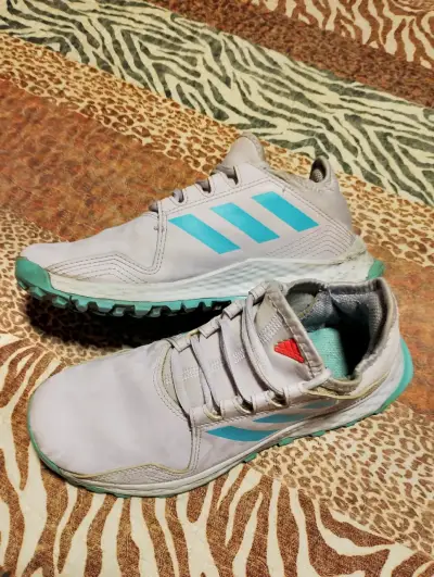 Zapatillas deportivas Adidas blancas con detalles celestes - miniatura 3