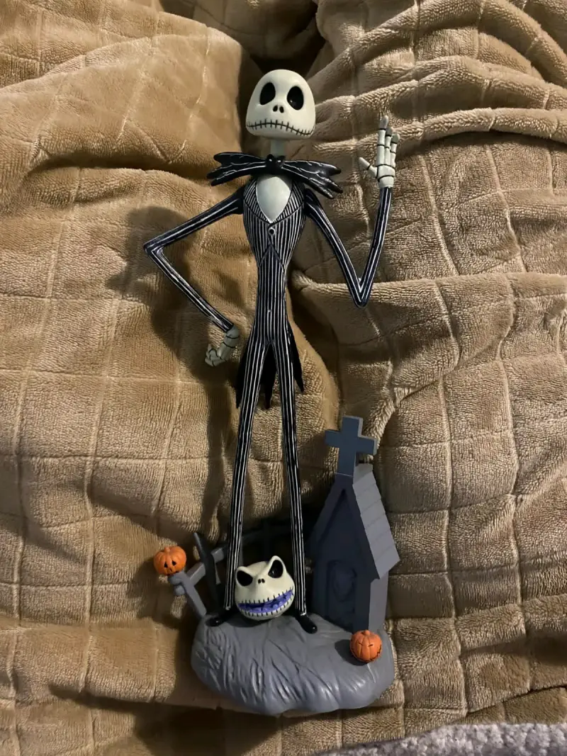 FIGURA JACK SKELLINGTON 30CM CON SU BASE DE CEMENT