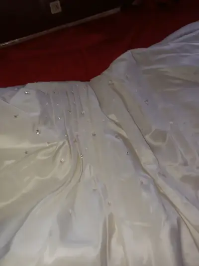 Vestido de novia blanco con detalles brillantes - miniatura 1