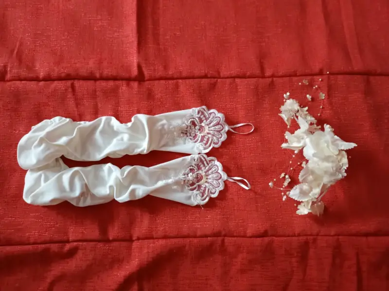 Vestido de novia blanco con detalles brillantes - 3