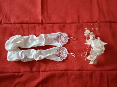 Vestido de novia blanco con detalles brillantes - miniatura 3