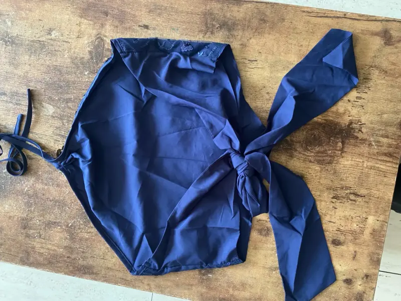 Top bikini azul con detalles bordados - 1