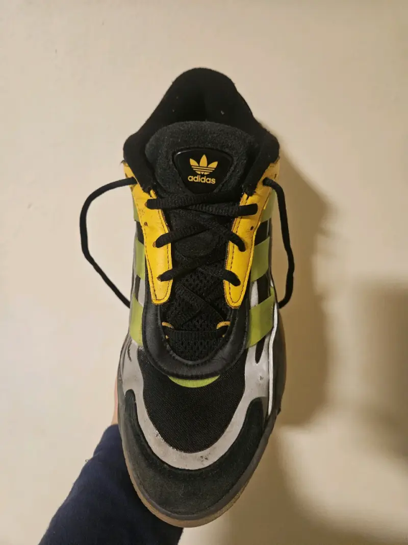 Zapatillas deportivas Adidas negras y amarillas - 1