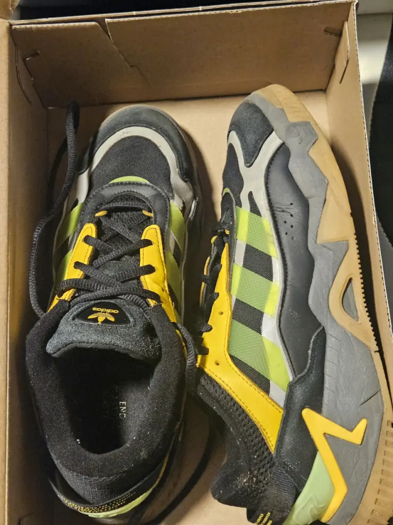 Zapatillas deportivas Adidas negras y amarillas - 2