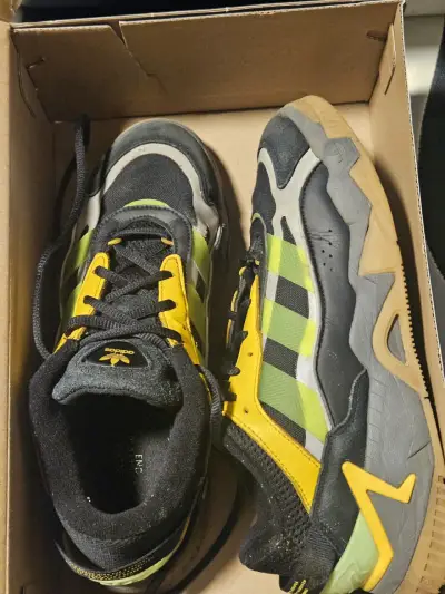 Zapatillas deportivas Adidas negras y amarillas - miniatura 2
