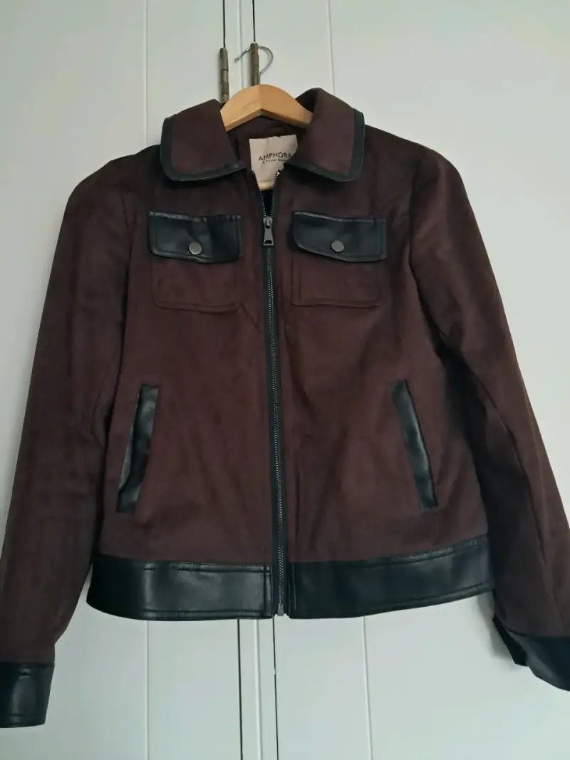 Chaqueta de mujer café con detalles en cuerina - 1