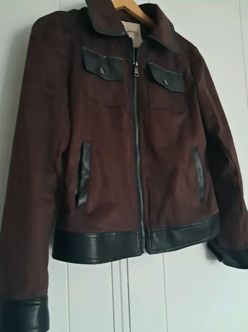Chaqueta de mujer café con detalles en cuerina - 2