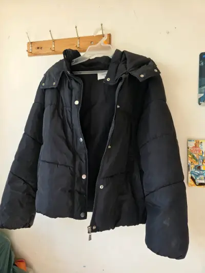 Chaqueta acolchada negra con capucha para mujer - miniatura 1
