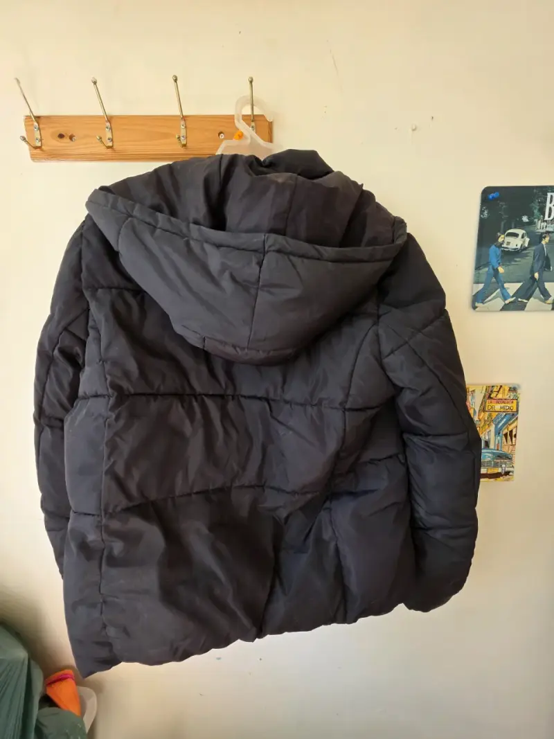 Chaqueta acolchada negra con capucha para mujer - 2