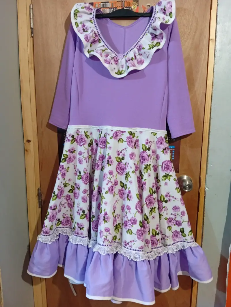 Vestido de huasa morado con flores