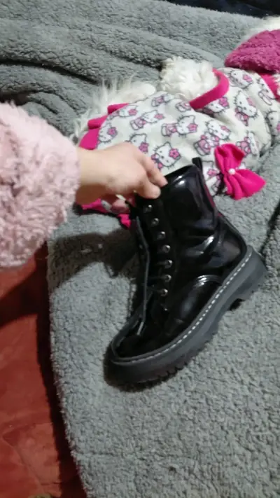 Botas negras de charol con cordones - miniatura 1