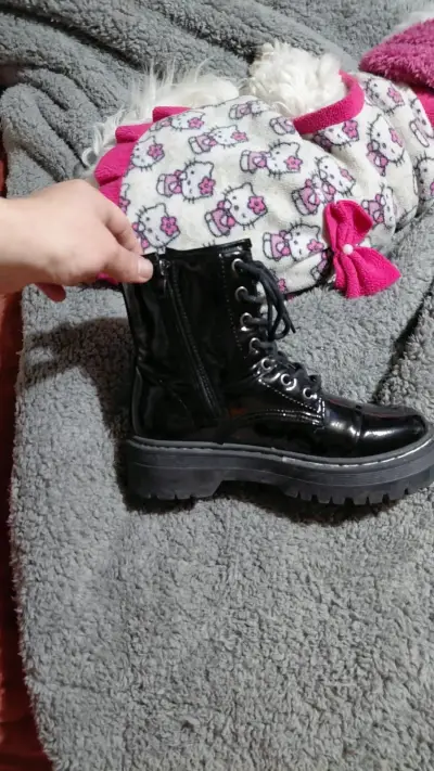 Botas negras de charol con cordones - miniatura 2