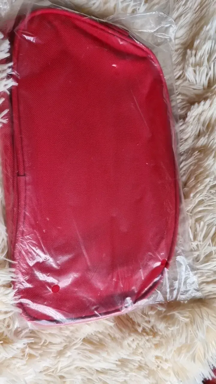 Neceser rojo con cierre y etiqueta - 2