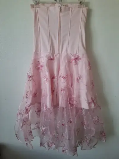 Vestido de fiesta rosa con bordados florales - miniatura 2