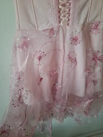 Vestido de fiesta rosa con bordados florales - miniatura 3