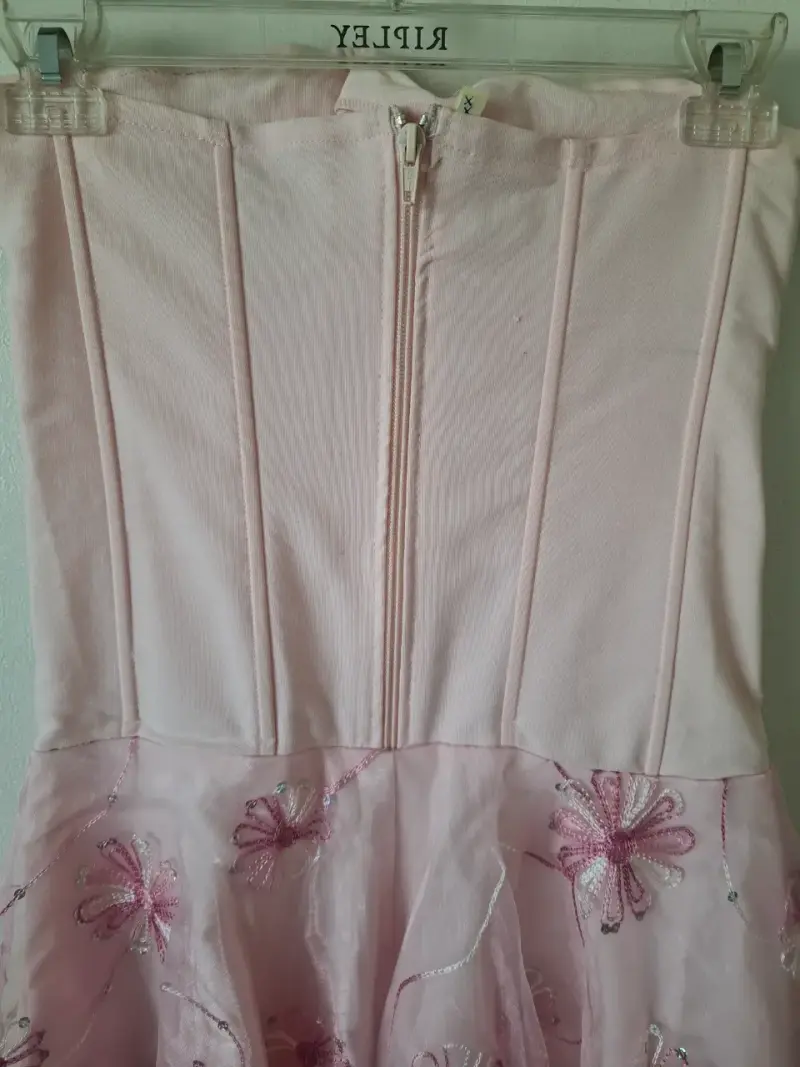 Vestido de fiesta rosa con bordados florales - 4