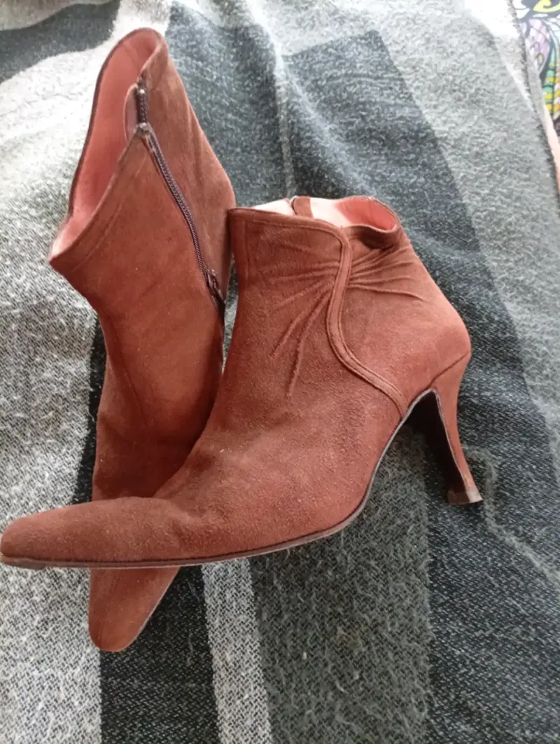 Botines de gamuza marrón con tacón alto - 1