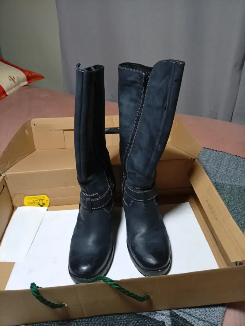 Botas negras de cuero con tacón alto - 1