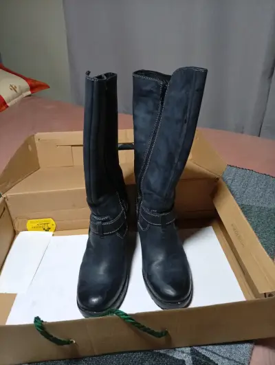 Botas negras de cuero con tacón alto - miniatura 1